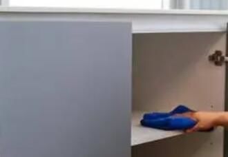 在室內(nèi)進(jìn)行保潔的時(shí)候，要注意什么？